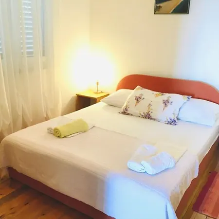 Fuer Drei Personen Apartment Komarna